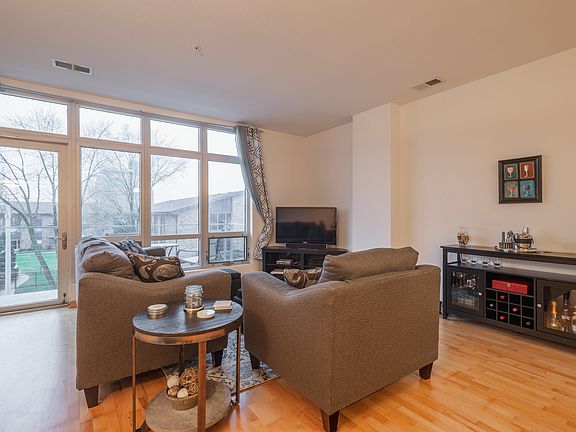 4th image of 601 E Ogden Ave Unit 306
