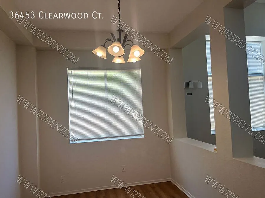 3bd/ 2.5 Bth Two Story Single Story Home — Photo 4