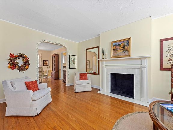 4th image of 8541 Douglas Ct