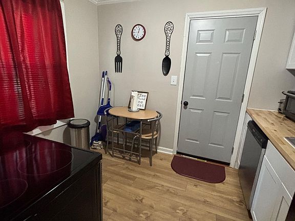 Kitchen with breakfast table