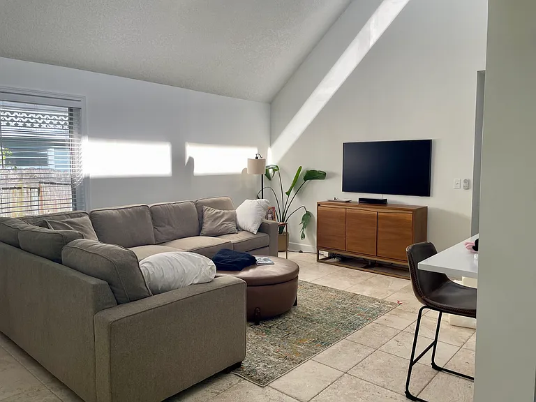 211 Magnolia St — Photo 3