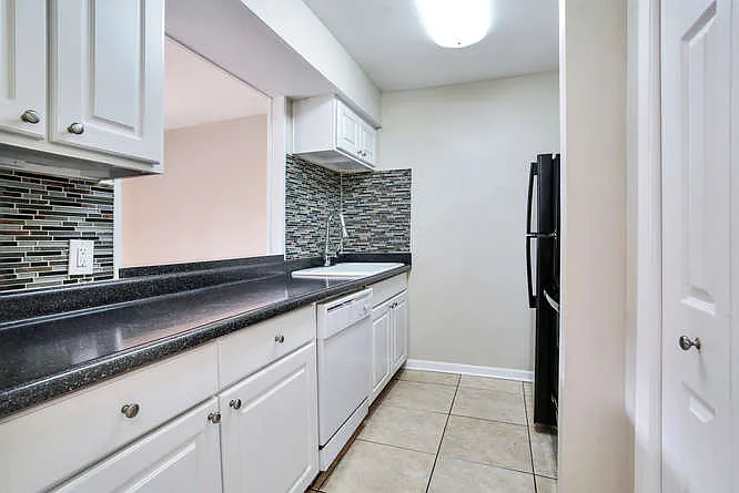 Chateau Apartments — Photo 46