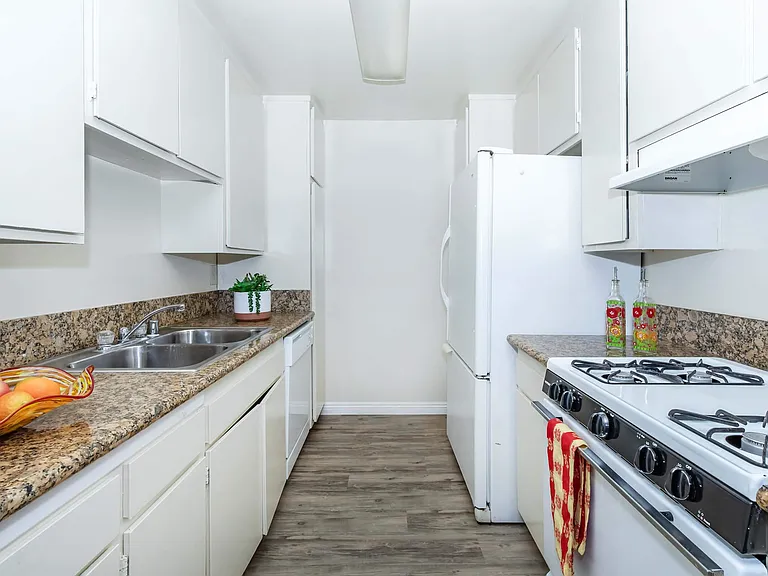 Emerald West Apartments — Photo 21