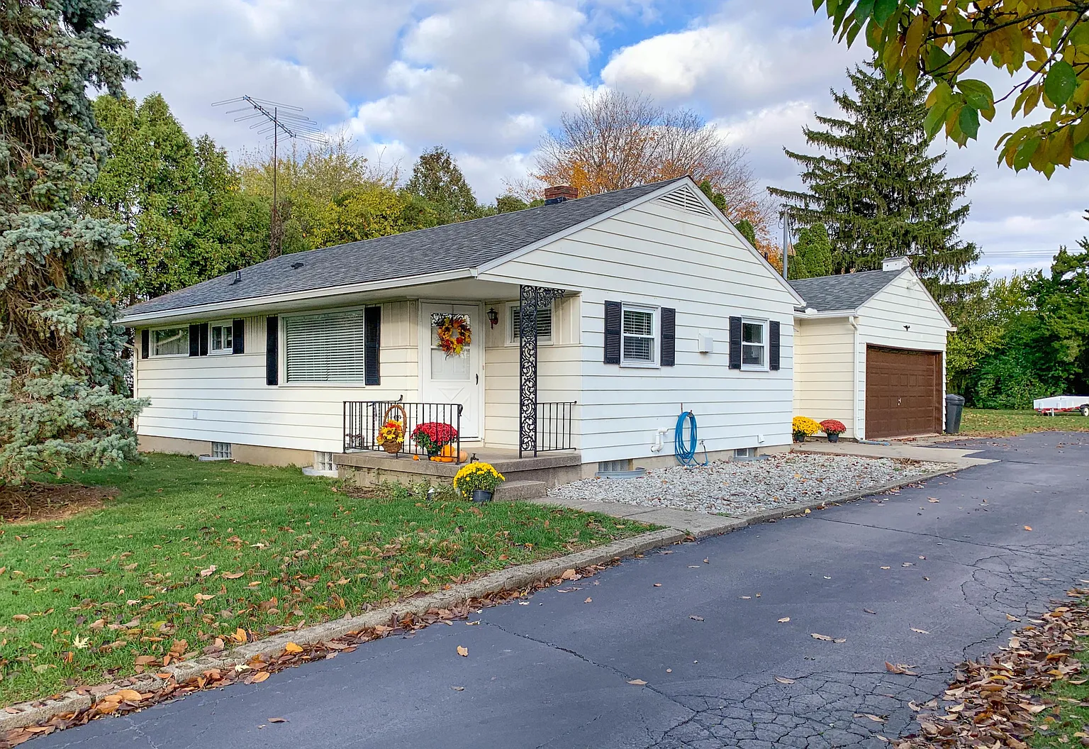 8105 N Woodlawn Dr photo 1