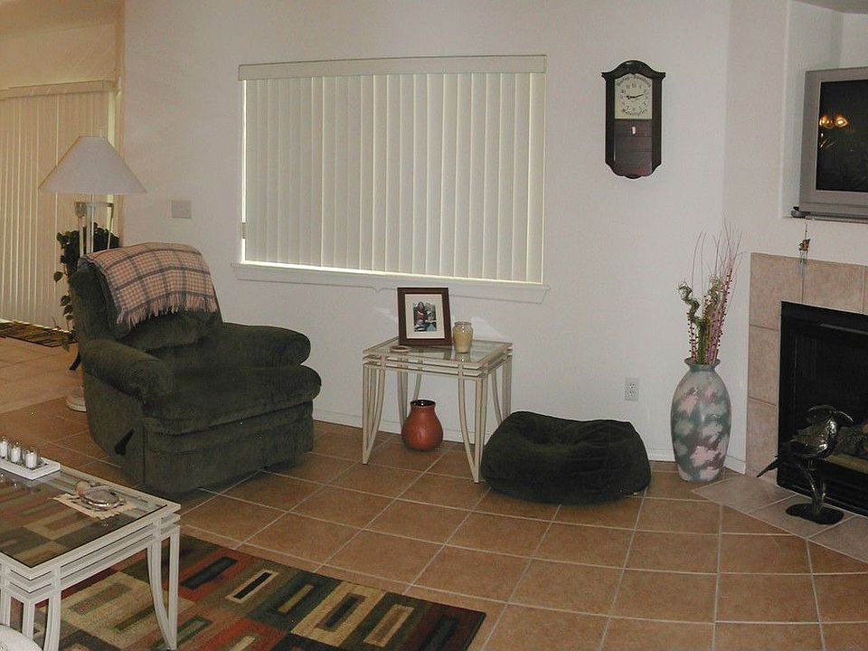 Spacious Living Room/Fireplace