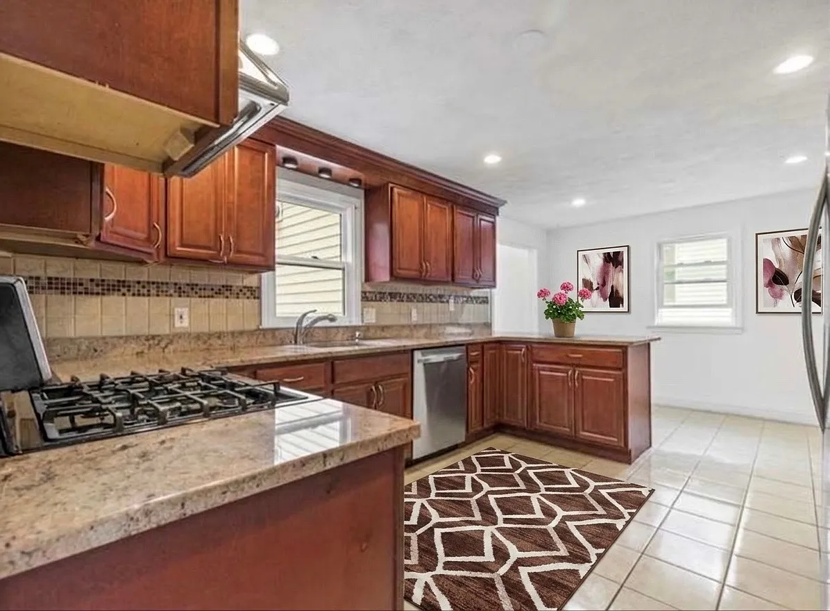 3 bed, 2.5 bath, 2208 sqft, $4,400 — Photo 3