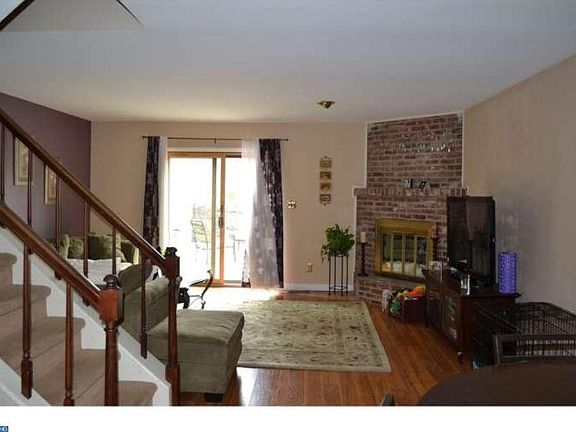 3rd image of 8 Servan Ct