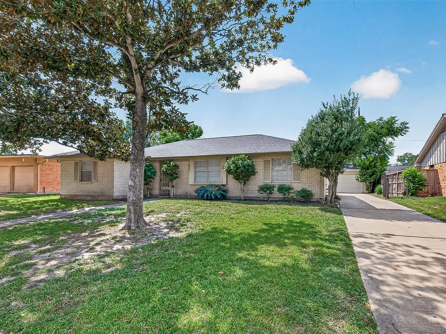 3 bed, 2.0 bath, 1598 sqft, $2,200 — Photo 2