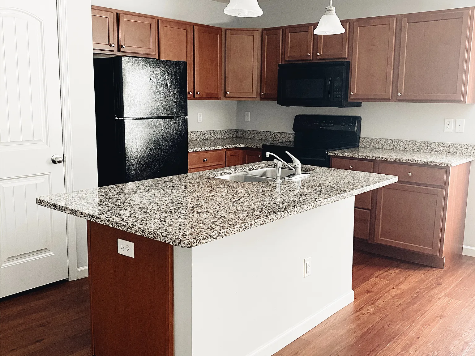 3 bed, 1236 sqft, $1,499 — Photo 2