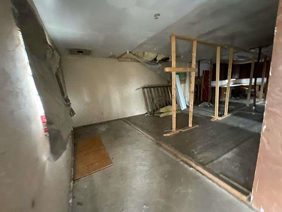 5th image of 315 W Grand St