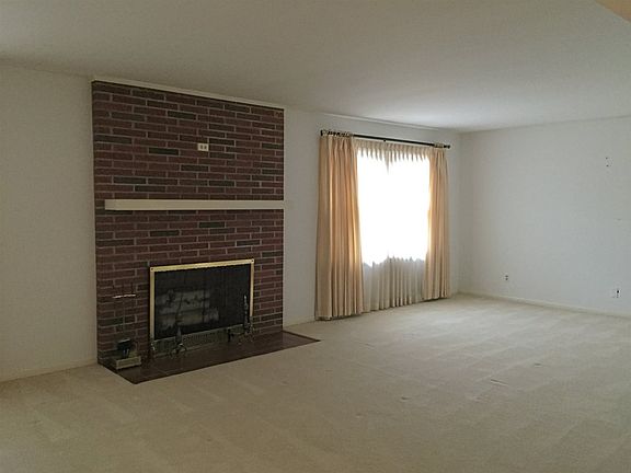 3rd image of 102 Oak Dr