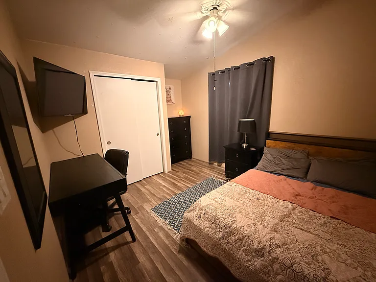 3rd room, full bed