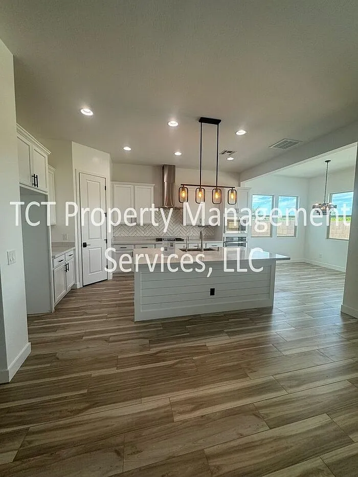 5 bed, 4.0 bath, 2726 sqft, $3,500 — Photo 3