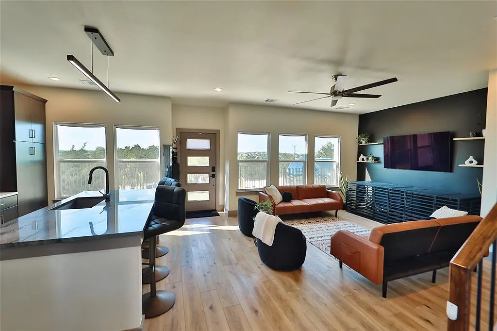3 bed, 2.5 bath, 1340 sqft, $2,650 — Photo 3