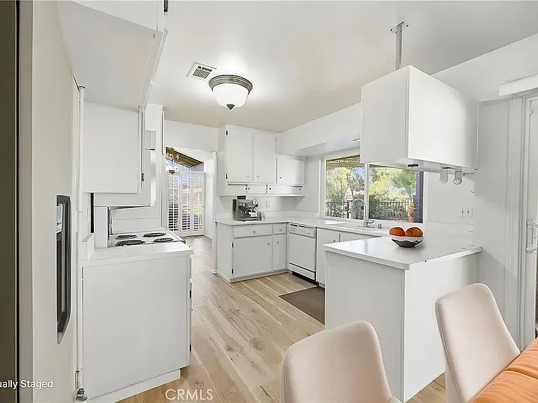 1457 Seven Hills Dr — Photo 2