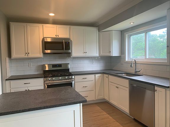5th image of 981 Varsity Ave