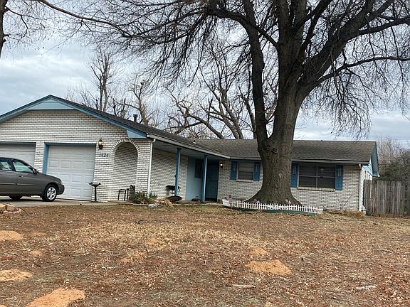 2nd image of 1424 Woodland Way