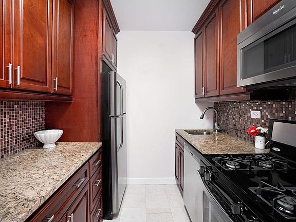 4th image of 160 E 38th St APT 17G