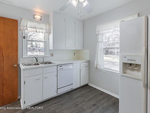 5th image of 127 E Willard Ave