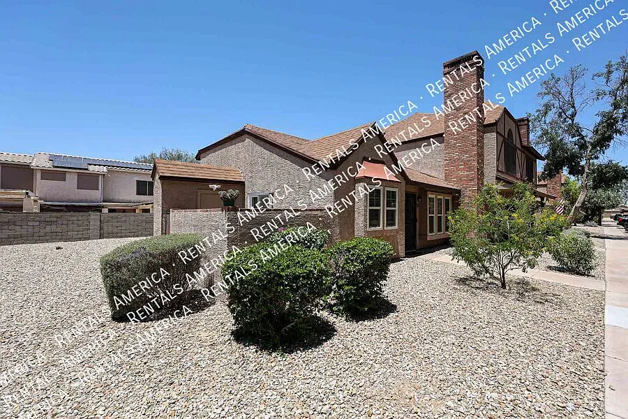 Peoria Condo - 4 Bedrooms, 2 Bathrooms, Prime Location — Photo 3