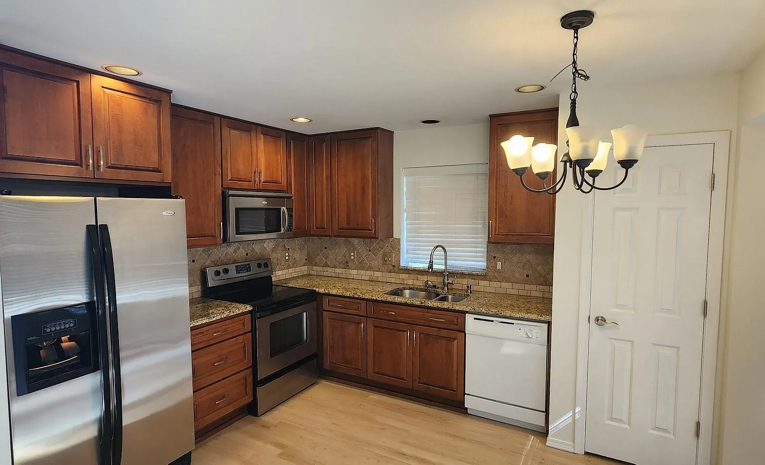3 bed, 2.5 bath, 1510 sqft, $3,200 — Photo 2