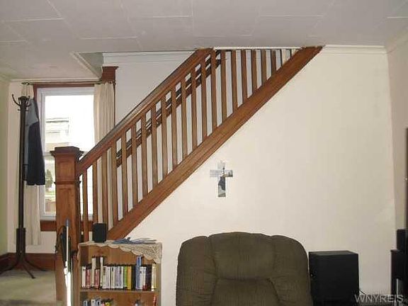 4th image of 171 Phyllis Ave