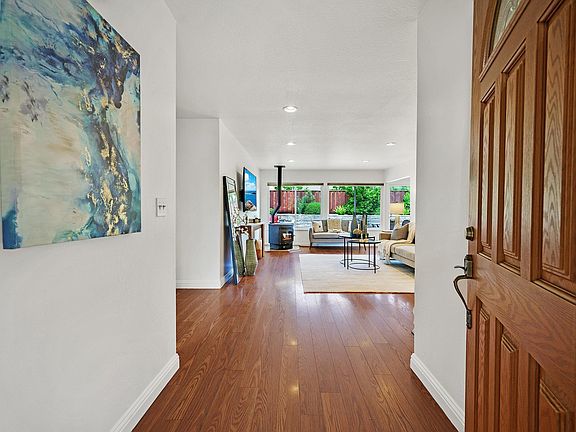 4th image of 2883 Westchester Dr