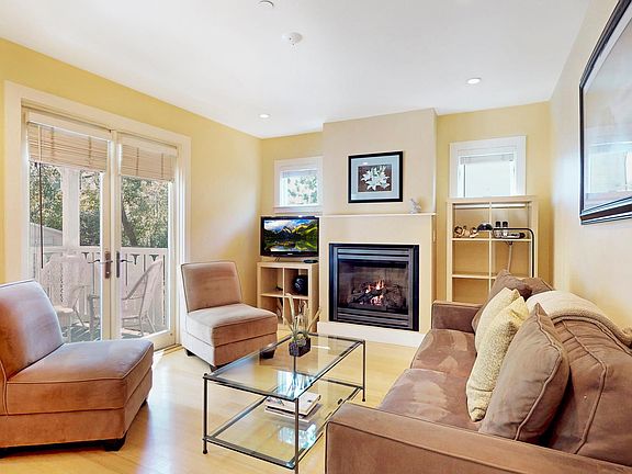 Living room area, gas fireplace, HD TV with Comcast Xfinity