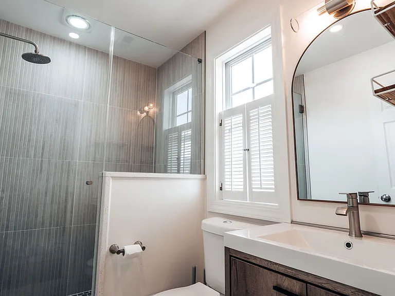 Ensuite full bathroom