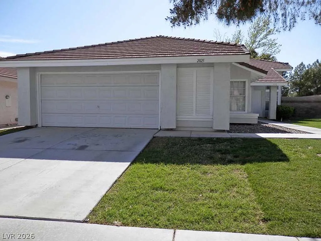 4 bed, 2.0 bath, 1762 sqft, $2,400 — Photo 2