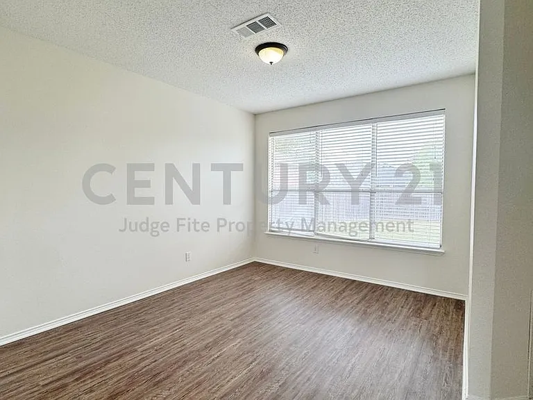 835 Rockett Ln — Photo 4