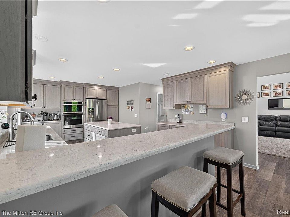 22290 Genesis Dr, photo 12