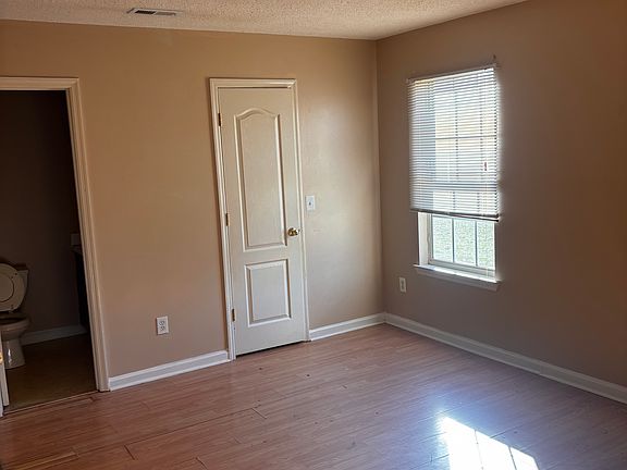 4th image of 106 Thornhedge Trl