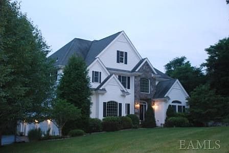 2nd image of 10 Sunderland Ln