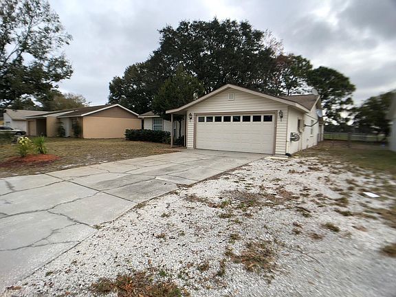 3rd image of 816 Cinnamon Dr E