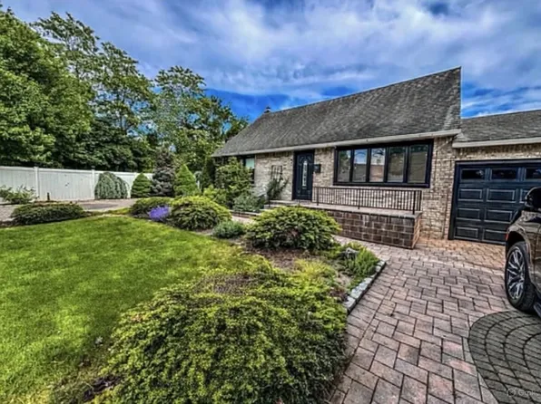 38 Kennedy Ave, North Babylon, NY 11703
