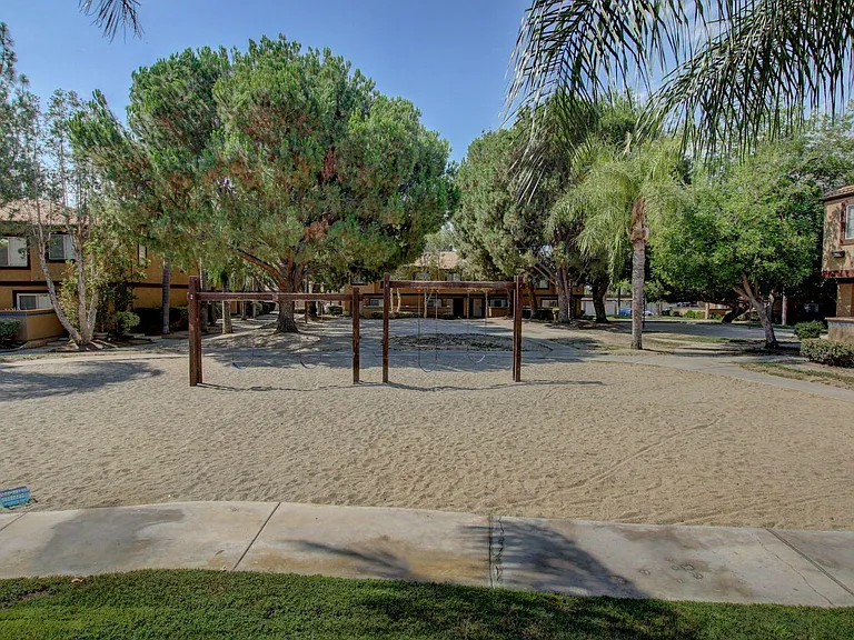 Oasis Townhomes — Photo 2