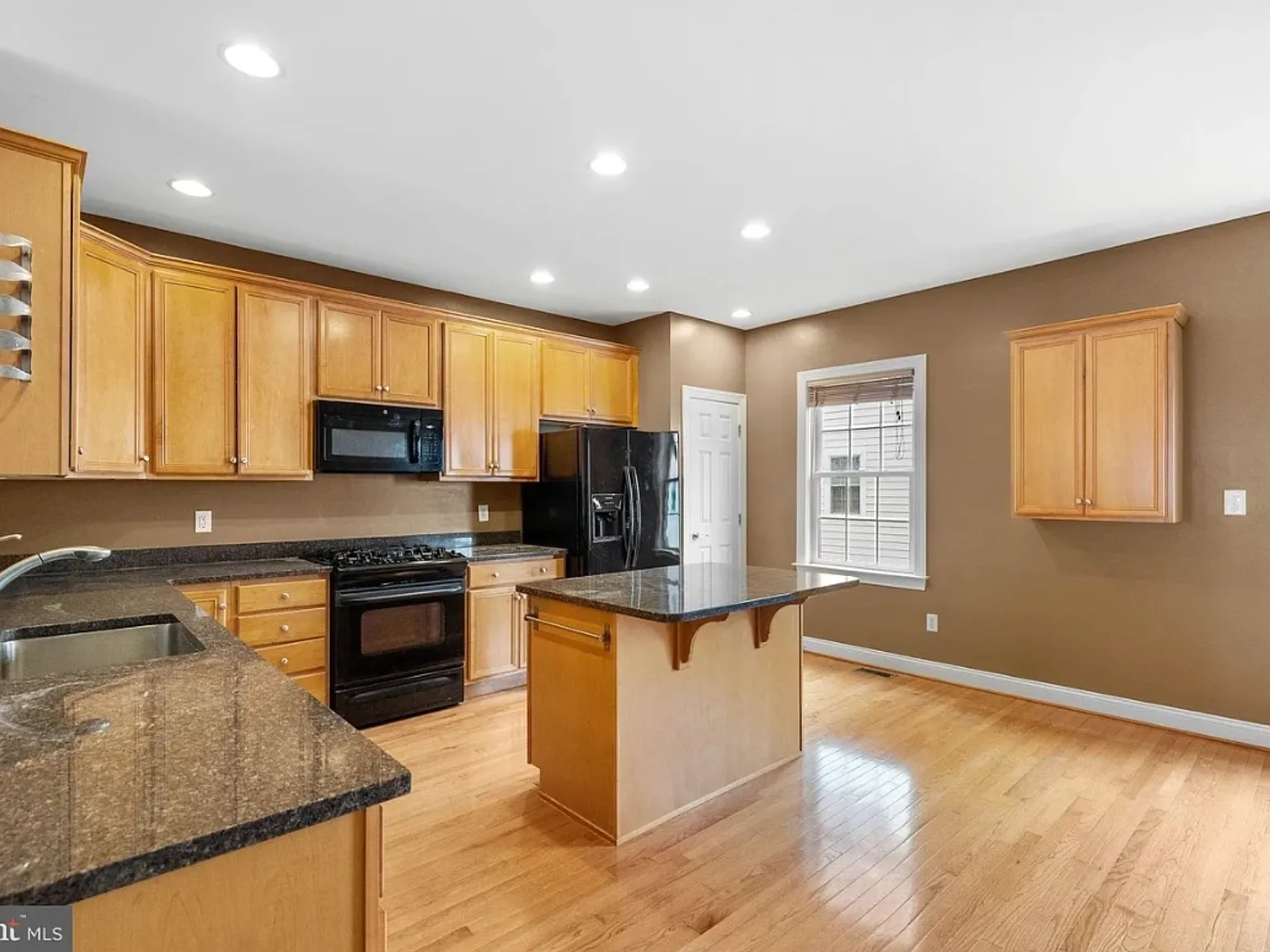 3 bed, 3.5 bath, 2400 sqft, $3,850 — Photo 3