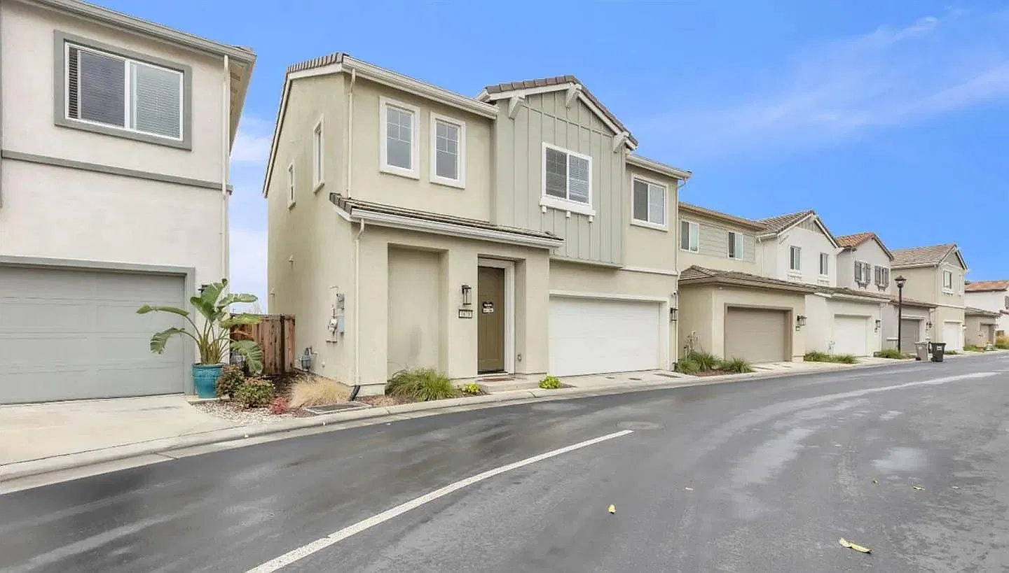 3 bed, 2.5 bath, 1784 sqft, $3,495 — Photo 2