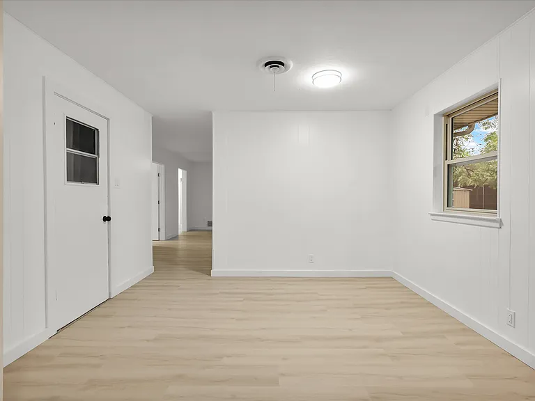1127 Hillcrest St — Photo 12