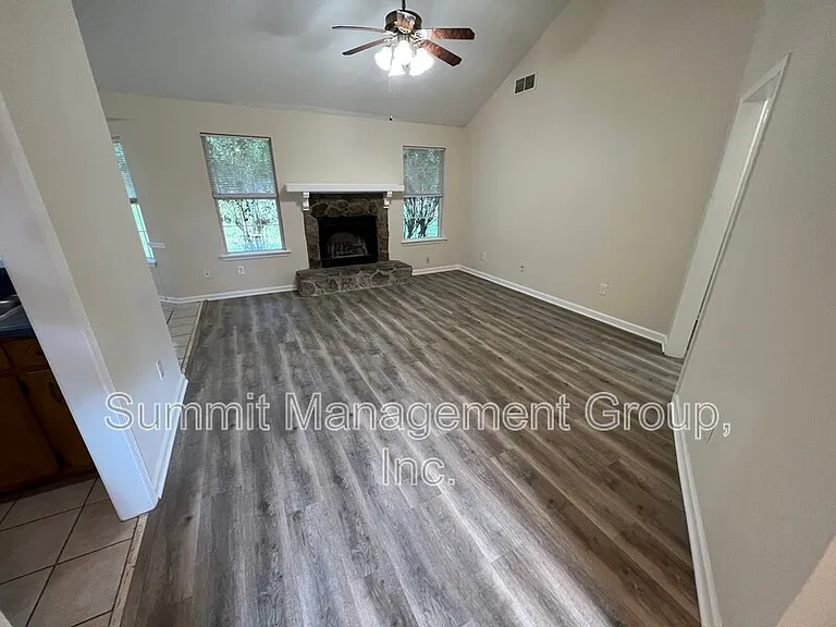 555 Cowan Rd — Photo 2