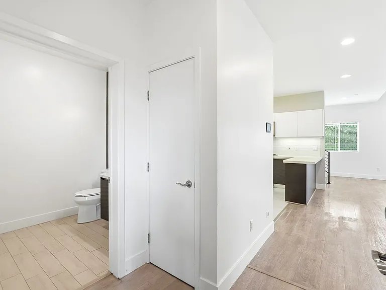 11305 Moorpark St — Photo 32