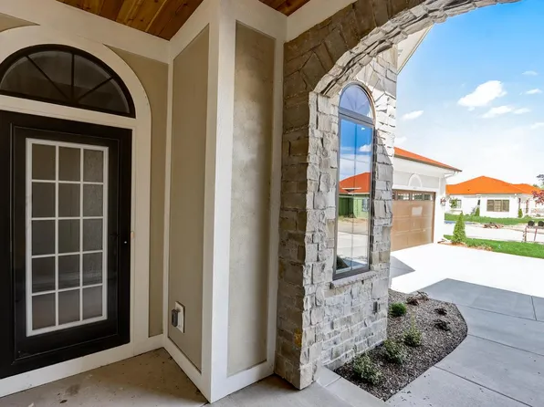 1626 St Andrews DRIVE #16, Oconomowoc, WI 53066