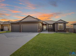 5717 E Meadow Oak Cir, Sioux Falls, SD 57110