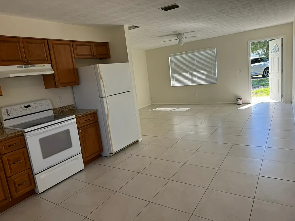 2 bed, 1005 sqft, $1,375 — Photo 3