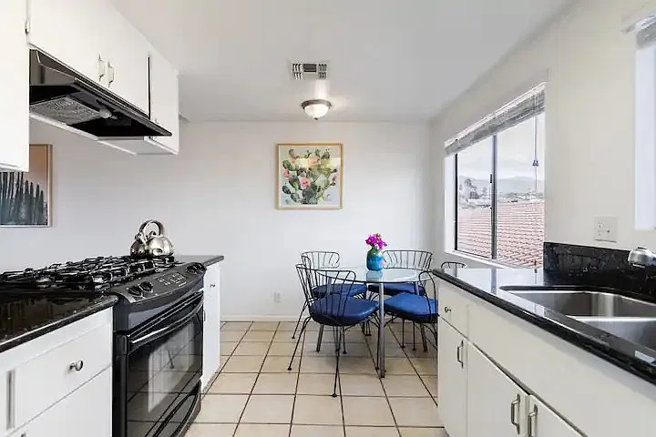 2 bed, 700 sqft, $1,700 — Photo 2