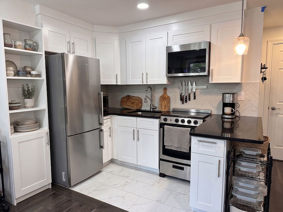 2nd image of 400 E 9th St APT 4D
