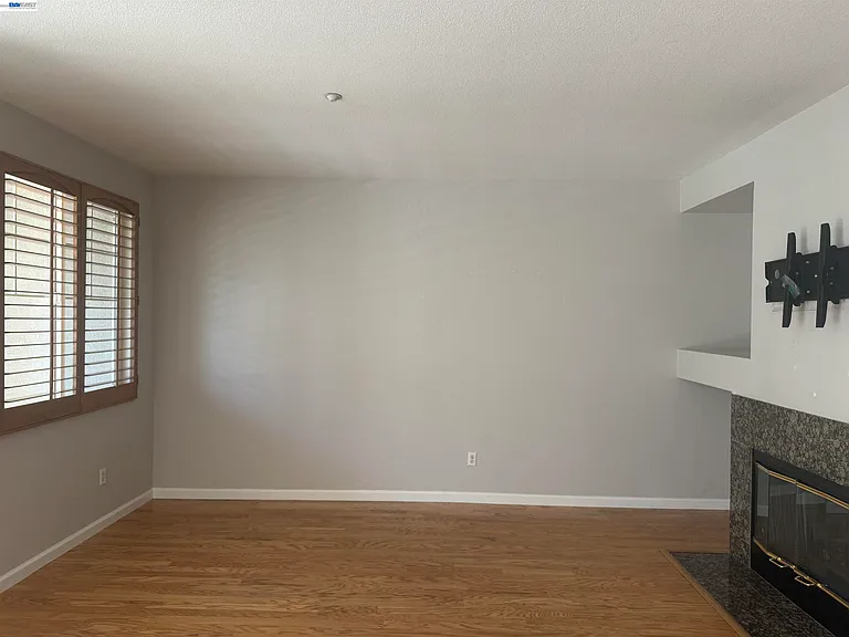 3162 Golden Crest Cmn #3 — Photo 3