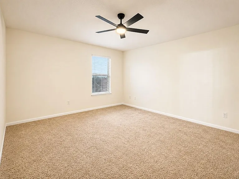 202 Mossberg Ln — Photo 8