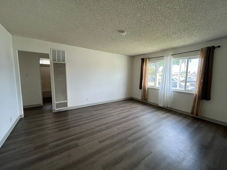 12728 Linnell Ave — Photo 3